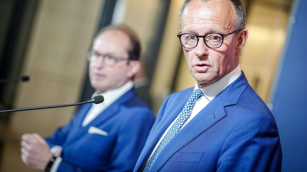 Friedrich Merz (r), CDU-Bundesvorsitzender und Unionsfraktionsvorsitzender und Alexander Dobrindt, CSU-Landesgruppenchef (Archivmaterial)