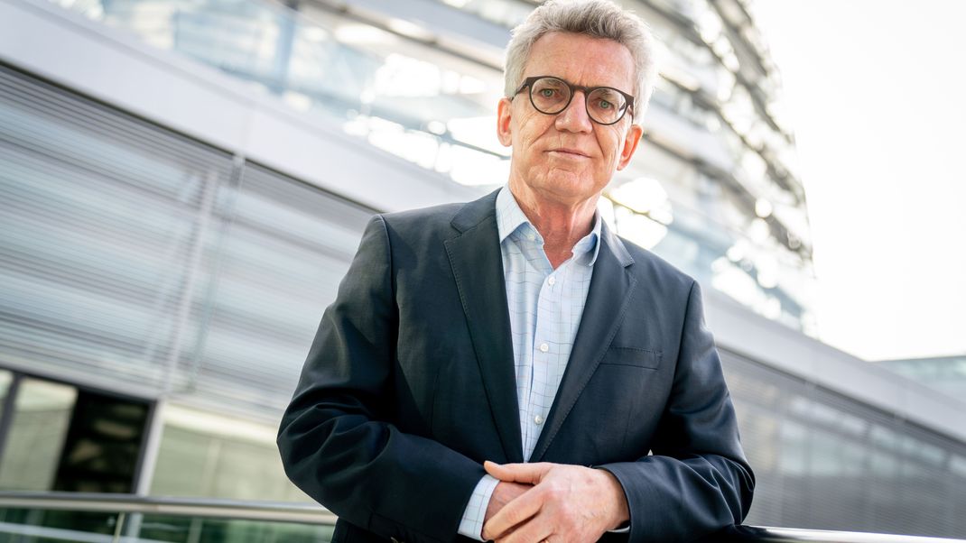 "Wir müssen alle mehr arbeiten!"Ohne diesen unpopulären Vorschlag von E-Minister de Maizière soll Deutschland auf einen Wohlstandsverlust zusteuern. 