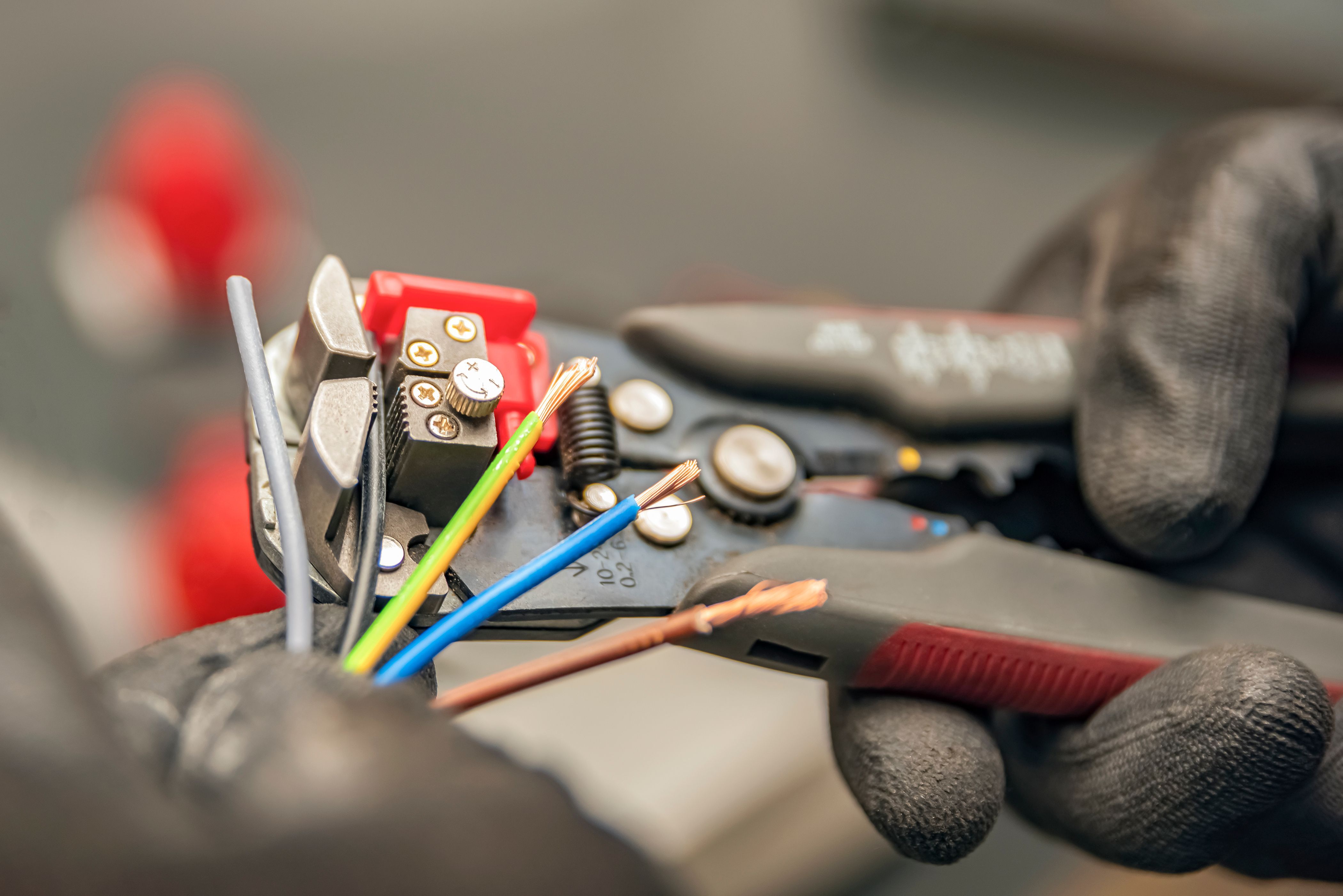 Die Abisolierzange wird vorwiegend von Elektrikern verwendet, um die Kunststoffisolierung von elektrischen Kabeln und Leitungen zu entfernen, ohne dabei die Drähte zu beschädigen. 
