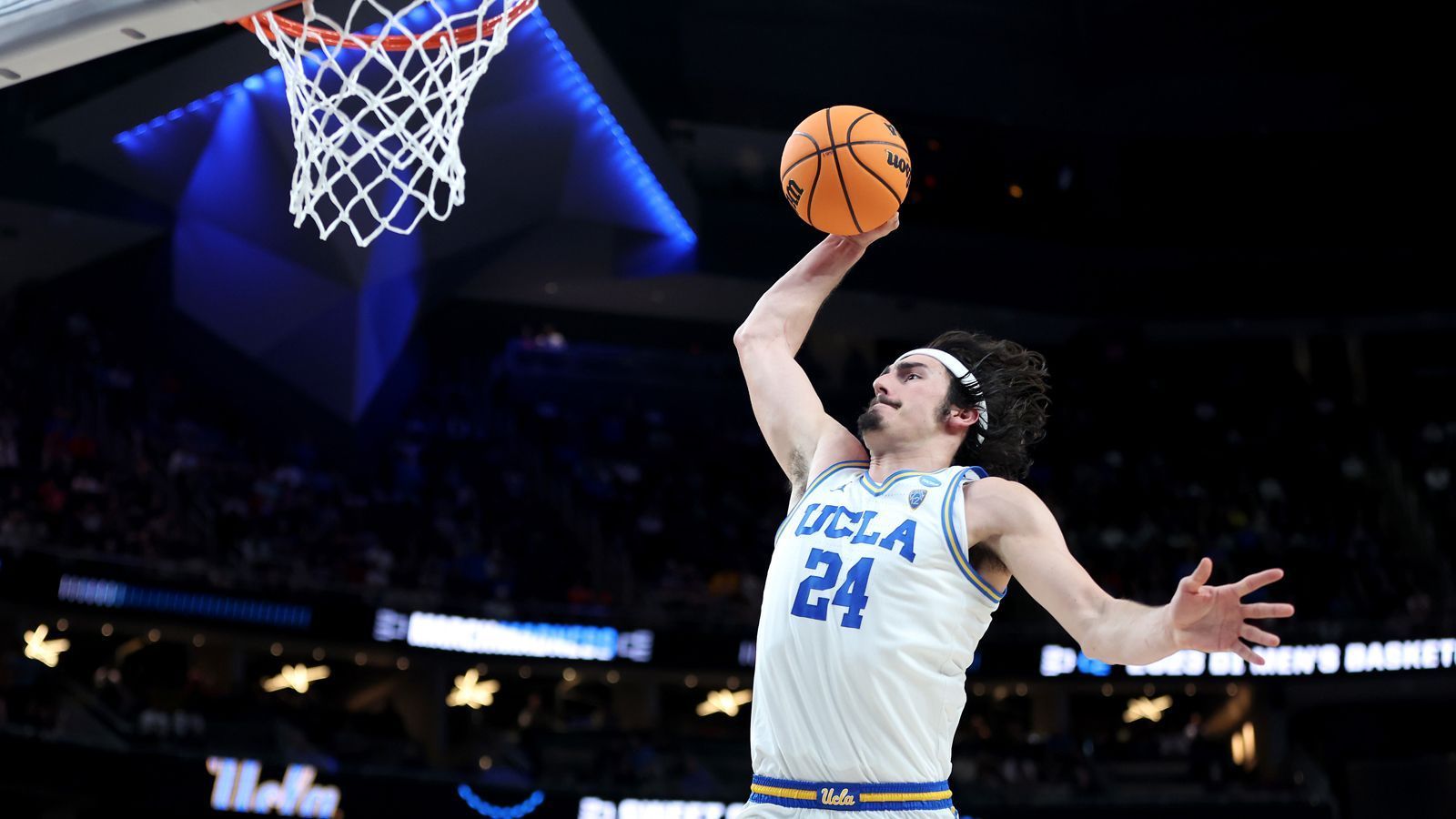 
                <strong>24. Pick: SACRAMENTO KINGS Jaime Jaquez Jr. (Guard, UCLA, 18. Februar 2001) </strong><br>
                Stats 22/23: 17,8 Punkte, 8,2 Rebounds, 2,4 Assists, Quoten: 48/32/77 (37 Spiele)Jaquez gehört nach vier Jahren am College zu den ältesten Spielern des Jahrgangs und sollte folglich jemand sein, der sofort seinen Beitrag leisten kann. Er versteht das Spiel gut, kann offensiv in unterschiedliche Rollen schlüpfen und ist auch defensiv absolut zu gebrauchen. Athletisch ist er etwas limitiert, auch der Wurf ist bisher nicht konstant genug, trotzdem wirkt er wie jemand, der seine Nische in der NBA finden sollte.
              