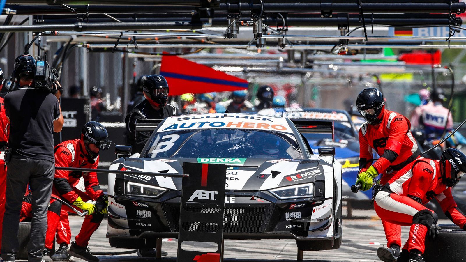 
                <strong>Neue Teams</strong><br>
                Insgesamt schicken 14 Teams die 28 Autos in die Saison. Unter den Mannschaften sind bekannte Größen wie Abt Sportsline, Titelverteidiger Schubert Motorsport oder HRT-Mercedes, aber auch Neuzugänge wie die GT-Masters-Teamchampions 2022, Emil Frey Racing, das Team Engstler oder das letztjährige GT-Masters-Siegerteam Mercedes-AMG Team Landgraf sowie Rückkehrer Manthey EMA. Insgesamt sind es sieben neue Mannschaften.
              