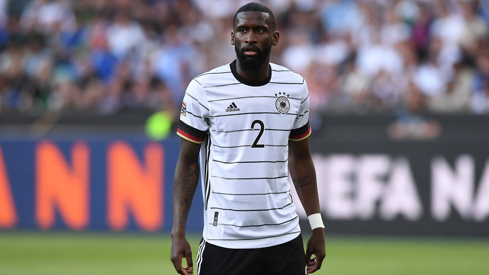 
                <strong>Gewinner: Antonio Rüdiger</strong><br>
                Hansi Flick bezeichnete Antonio Rüdiger zuletzt als einen der besten Innenverteidiger der Welt. Die Neuverpflichtung von Real Madrid zählt als Abwehrchef zur festen Achse der Nationalmannschaft. Lediglich beim Länderspiel gegen Ungarn wurde er geschont. In den übrigen Partien stand er die kompletten 90 Minuten auf dem Feld, hinterließ einen sicheren Eindruck und schaltete sich teilweise auch in das Offensivspiel ein.
              