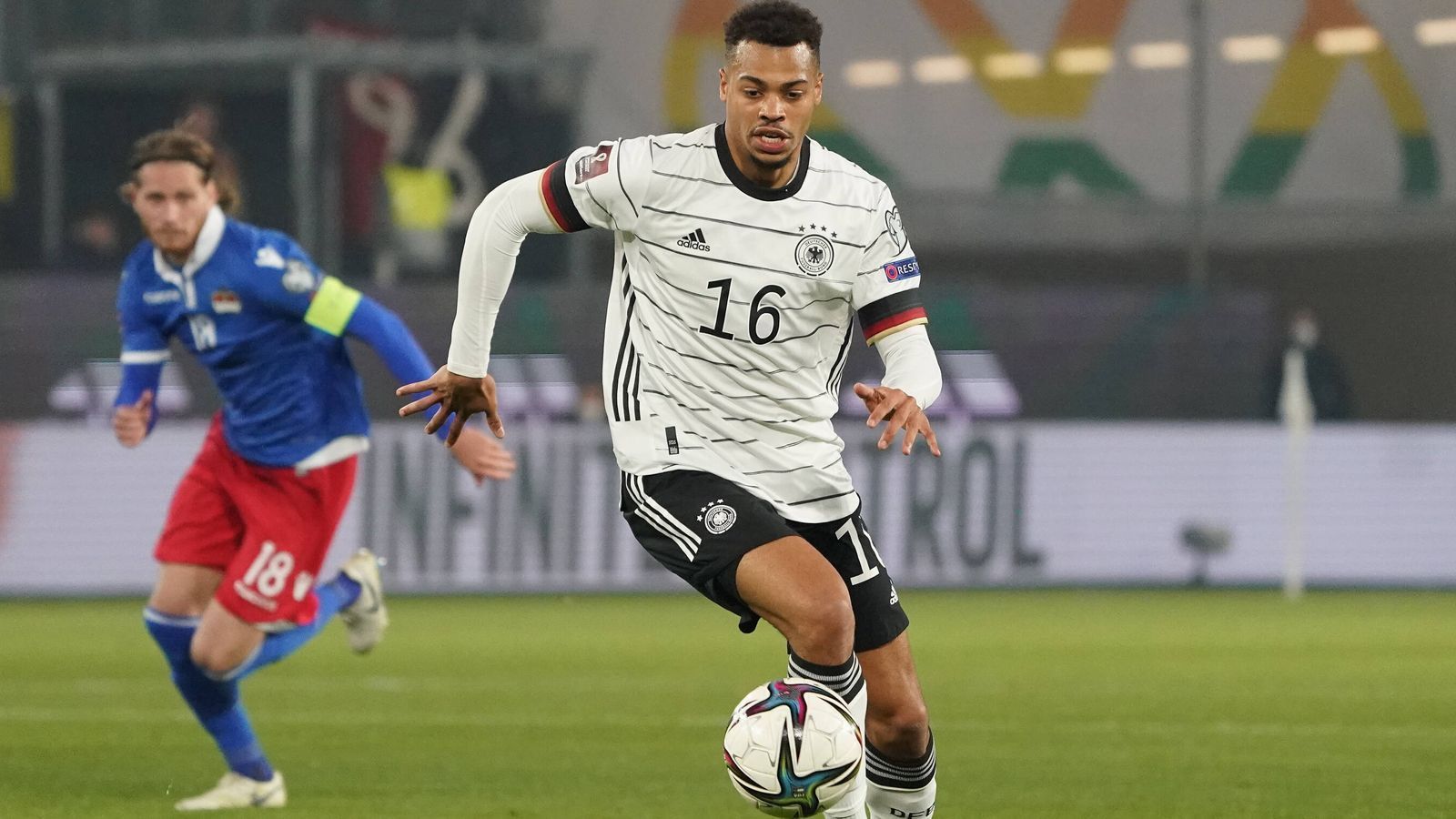 
                <strong>Gewinner: Lukas Nmecha</strong><br>
                Der Mittelstürmer des VfL Wolfsburg gab beim 9:0 gegen Liechtenstein sein Debüt für die Nationalmannschaft. Mit seiner Physis und seiner wuchtigen Spielweise könnte er eine gute Ergänzung zu Timo Werner sein. Mit zwei Toren in vier Champions-League-Partien hat er bewiesen, auch international zu funktionieren.
              