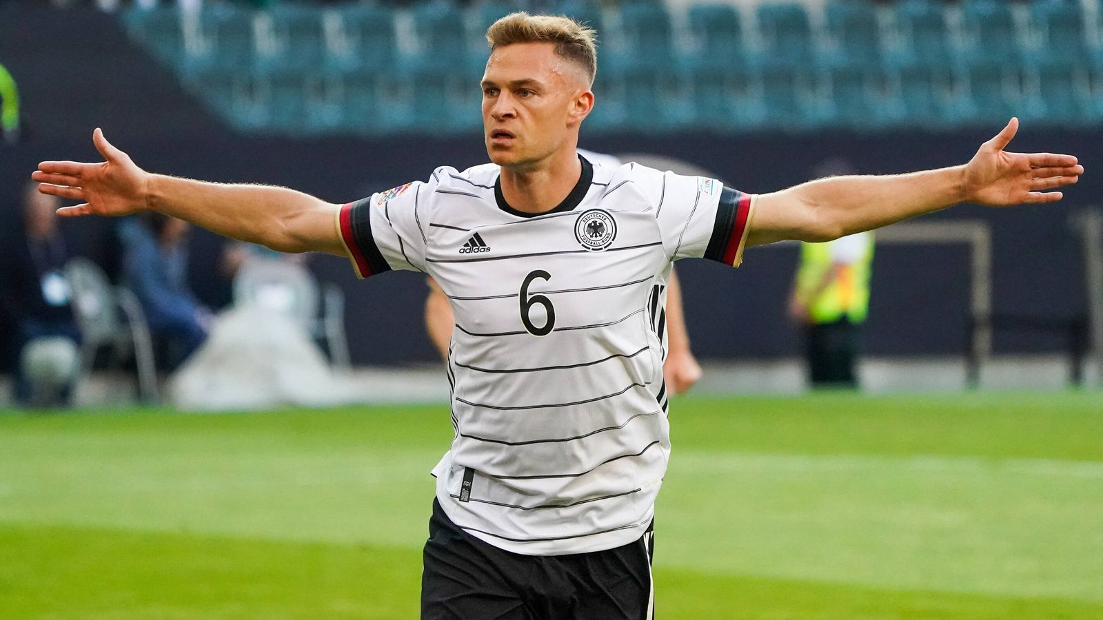 
                <strong>Gewinner: Joshua Kimmich</strong><br>
                Joshua Kimmich ist im defensiven Mittelfeld ohnehin der Dreh- und Angelpunkt der deutschen Nationalmannschaft. In den vier Länderspielen bewies er zudem noch einmal seine Effektivität. In den beiden Spielen gegen Italien schoss er jeweils ein Tor, gegen England bereitete er den Führungstreffer vor.
              