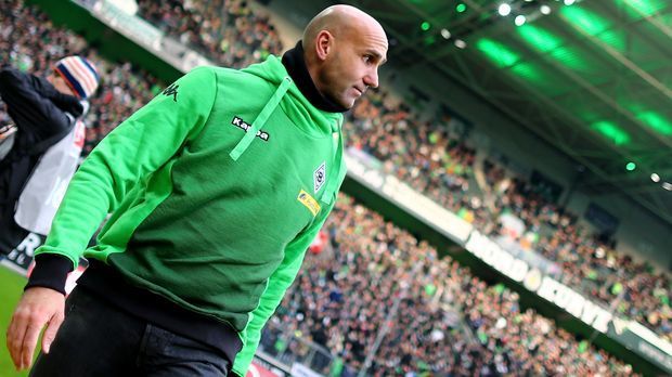 
                <strong>Andre Schubert</strong><br>
                Andre Schubert: Mit seinem Ritual hatte der ehemalige Gladbach-Coach viel Erfolg. In den ersten zehn Ligaspielen trug Schubert einen grünen Borussen-Sweater und blieb in all diesen Partien mit seiner Mannschaft ungeschlagen.
              