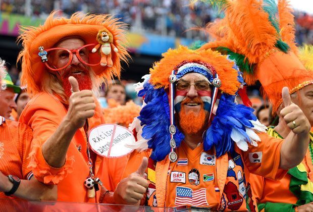 
                <strong>Verrückt, sexy, skurril: Fans in Brasilien</strong><br>
                Sind es Wikinger? Sind es Indiander? Wir wissen es nicht. Aber vermutlich stellten sich Fans aus den Niederlanden dieses kreative Outfit zusammen.
              