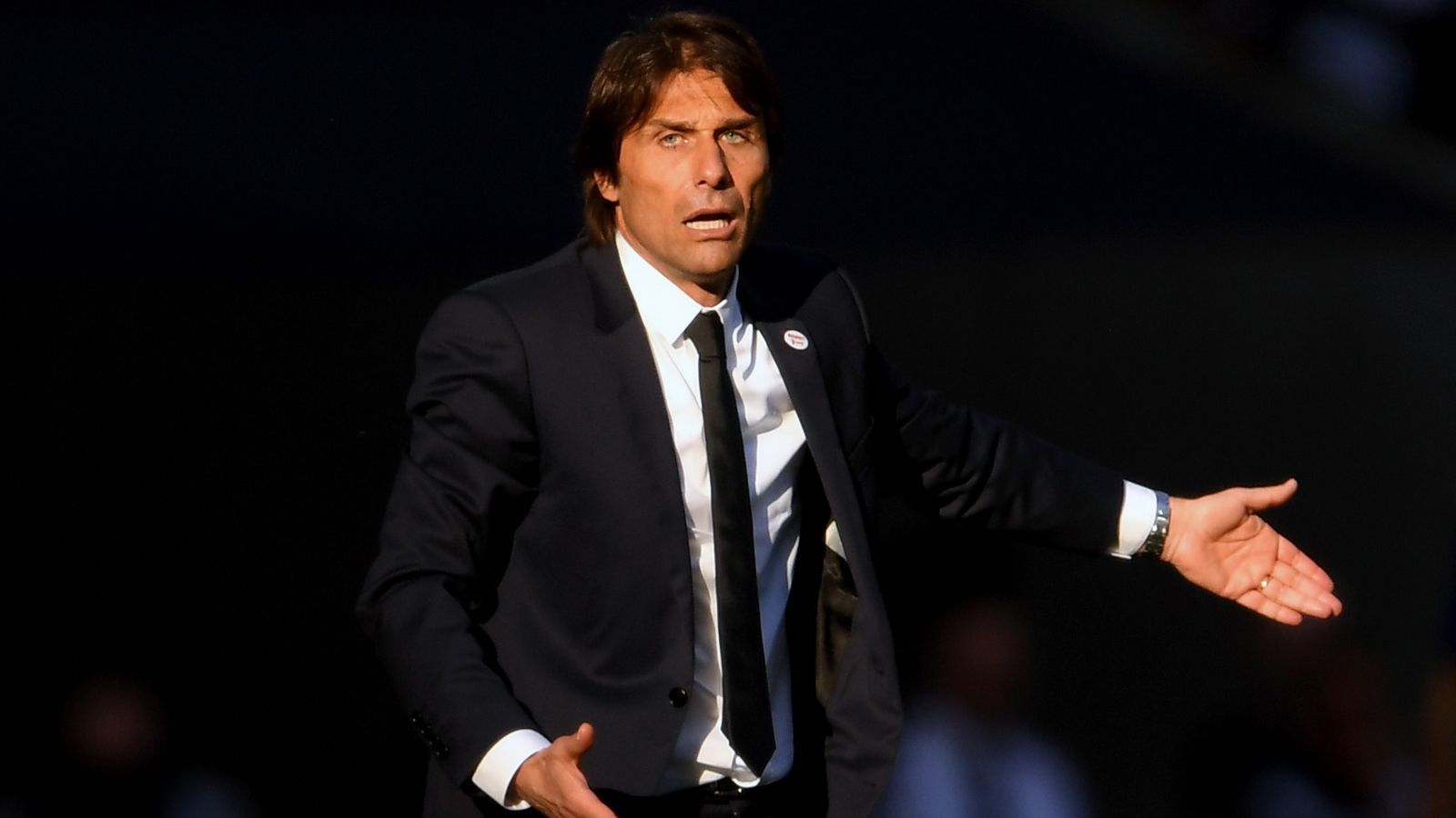 
                <strong>Trainer-Kandidat Antonio Conte</strong><br>
                Als erster Alternativ-Kandidat zu Pochettino wird Antonio Conte genannt. Der Italiener ist nach seinem Aus im Sommer 2018 bei Chelsea ohne Job. Für Conte wäre ein Juve-Engagement gleichzeitig eine Rückkehr. Der ehemalige Juve-Profi blickt nämlich schon auf eine mehr oder weniger erfolgreiche Amtszeit bei der "Alten Dame" zurück. Zwischen 2012 und 2014 holte der 49-Jährige drei Scudetti in Folge mit Juventus Turin, wurde anschließend italienischer Nationaltrainer. Laut Medienberichten sei eine Conte-Rückkehr nach Turin keinesfalls ausgeschlossen. 
              