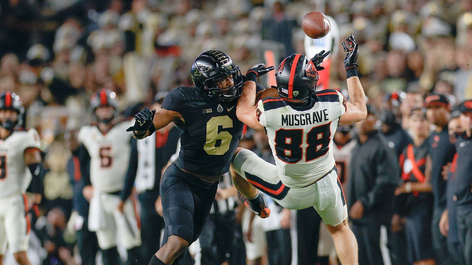 
                <strong>Luke Musgrave (Oregon State)</strong><br>
                47 Catches für 633 Yards und zwei Touchdowns sammelte Luke Musgrave in vier Spielzeiten für die Oregon State Beavers und zählt trotzdem zu den besten Tight Ends des Jahrgangs. In der lauffreudigen Beavers-Offense erhielt Musgrave nicht immer viele Möglichkeiten, um sein Können zu zeigen. Zudem bremsten ihn mehrere Verletzungen aus. Bevor seine Saison nach dem zweiten Spieltag verletzungsbedingt beendet werden musste, stellte er sein Können unter Beweis. Er kombiniert ein sehr hohes Tempo mit guten Catch-Fähigkeiten und seiner Größe (knapp zwei Meter). Bereiche wie Route Running, Blocking-Fertigkeiten oder läuferische Fähigkeiten nach dem Catch können noch ausgebaut werden, aber Musgrave bringt ein athletisches Profil mit, das den richtigen Feinschliff erhalten muss. 
              