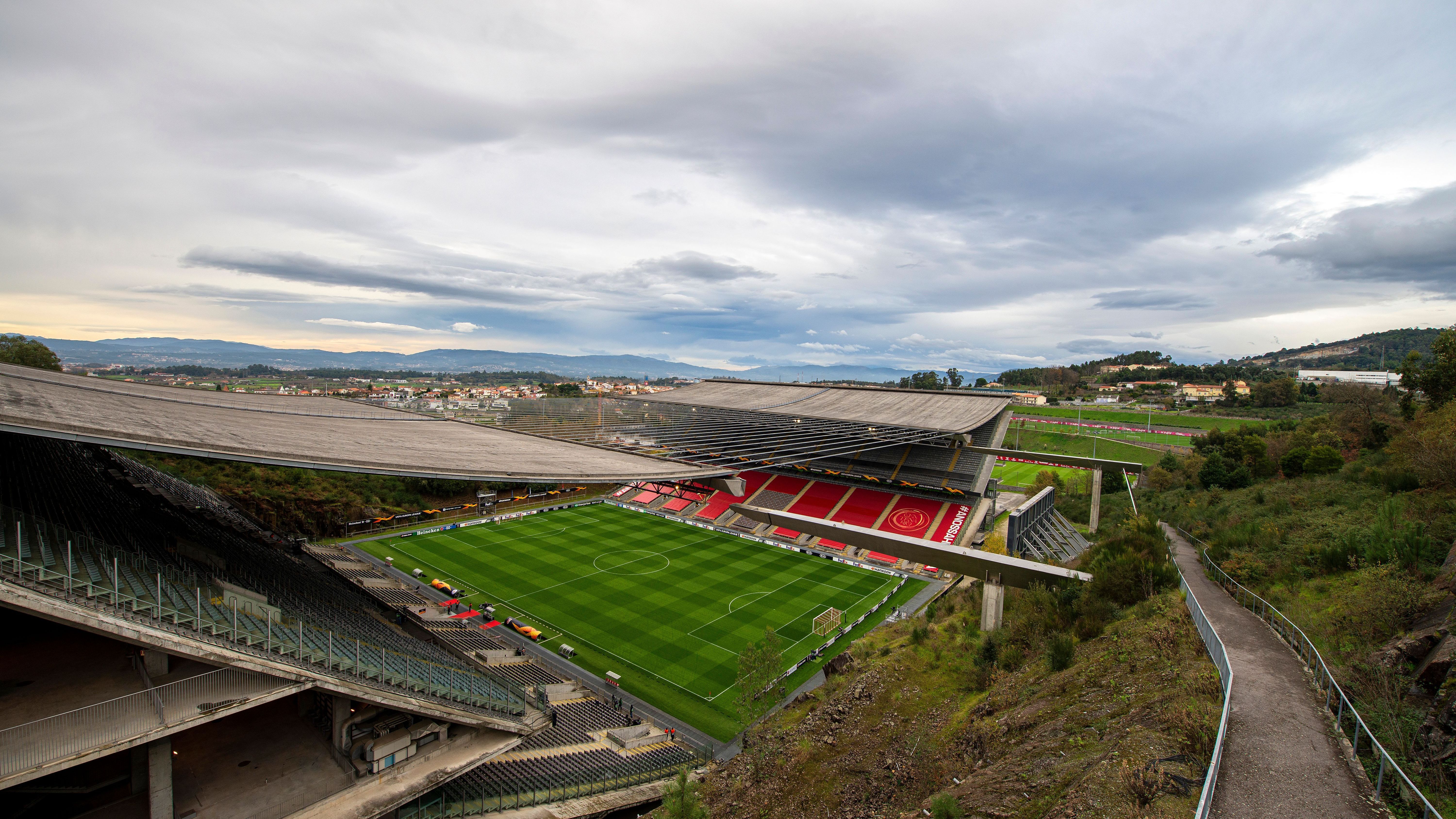 <strong>Estadio Municipal de Braga (Braga)</strong><br>• Heimverein: Sporting Braga<br>• Fassungsvermögen: 30.286 Plätze<br>• Eröffnet: 2003