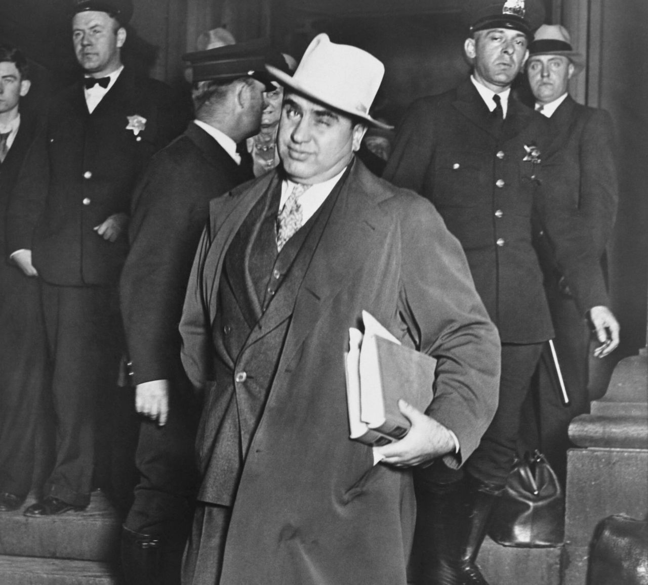 Al Capone gilt als Erfinder der Geldwäsche. Er war einer der berüchtigsten Gangster Amerikas in den 1920er- und 1930er-Jahren und betrieb eine größere Anzahl von Waschsalons. Sein Geld wusch er rein, indem er die illegalen Einnahmen aus Schutzgeld-Erpressung, Glücksspiel, Prostitution und Alkohol-Schmuggel in die Umsätze der Salons einfließen ließ.