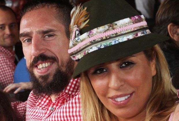 
                <strong>Ribery mit Ehefrau Wahiba</strong><br>
                Konnte trotz seiner Verletzungsmisere das Oktoberfest anscheinend genießen: Ribery gemeinsam mit seiner Frau Wahiba. 
              