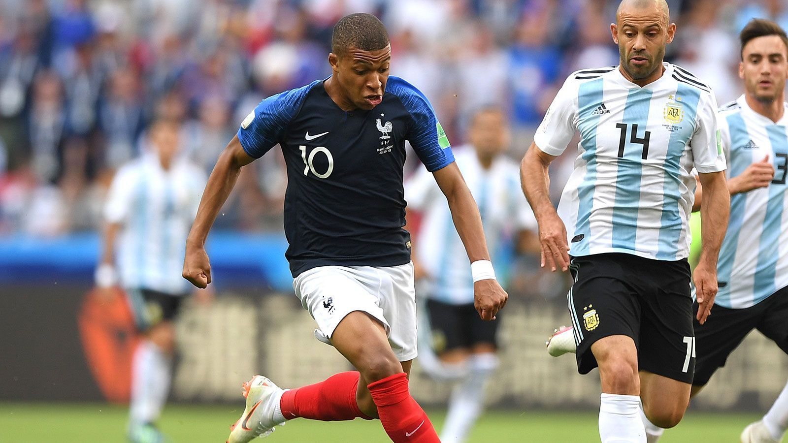 
                <strong>Kylian Mbappé</strong><br>
                Was für ein Spiel von Mbappe. Der Wahnsinns-Antritt mit dem Solo, der zum Elfmeter führt. Überragende Ballannahme nach Pogbas 50-Meter-Pass. Bockstark, wie er sich im 16er durchsetzt und zum 3:2 trifft. Sensationell, wie er die Kombo über Matuidi und Giroud zum 4:2 abschließt. Nie von den Argentiniern zu stoppen. ran-Note: 1
              