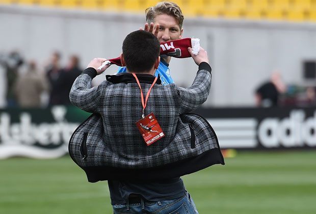 
                <strong>Georgischer Fan huldigt Bastian Schweinsteiger</strong><br>
                Vor dem EM-Qualifikationsspiel der deutschen Nationalmannschaft am Sonntag in Georgien zeigt sich das DFB-Team beim Aufwärmtraining der Presse. Ein georgischer Volunteer nutzt die Gunst der Stunde, stürmt auf den Platz und rennt zu seinem Idol Bastian Schweinsteiger.
              