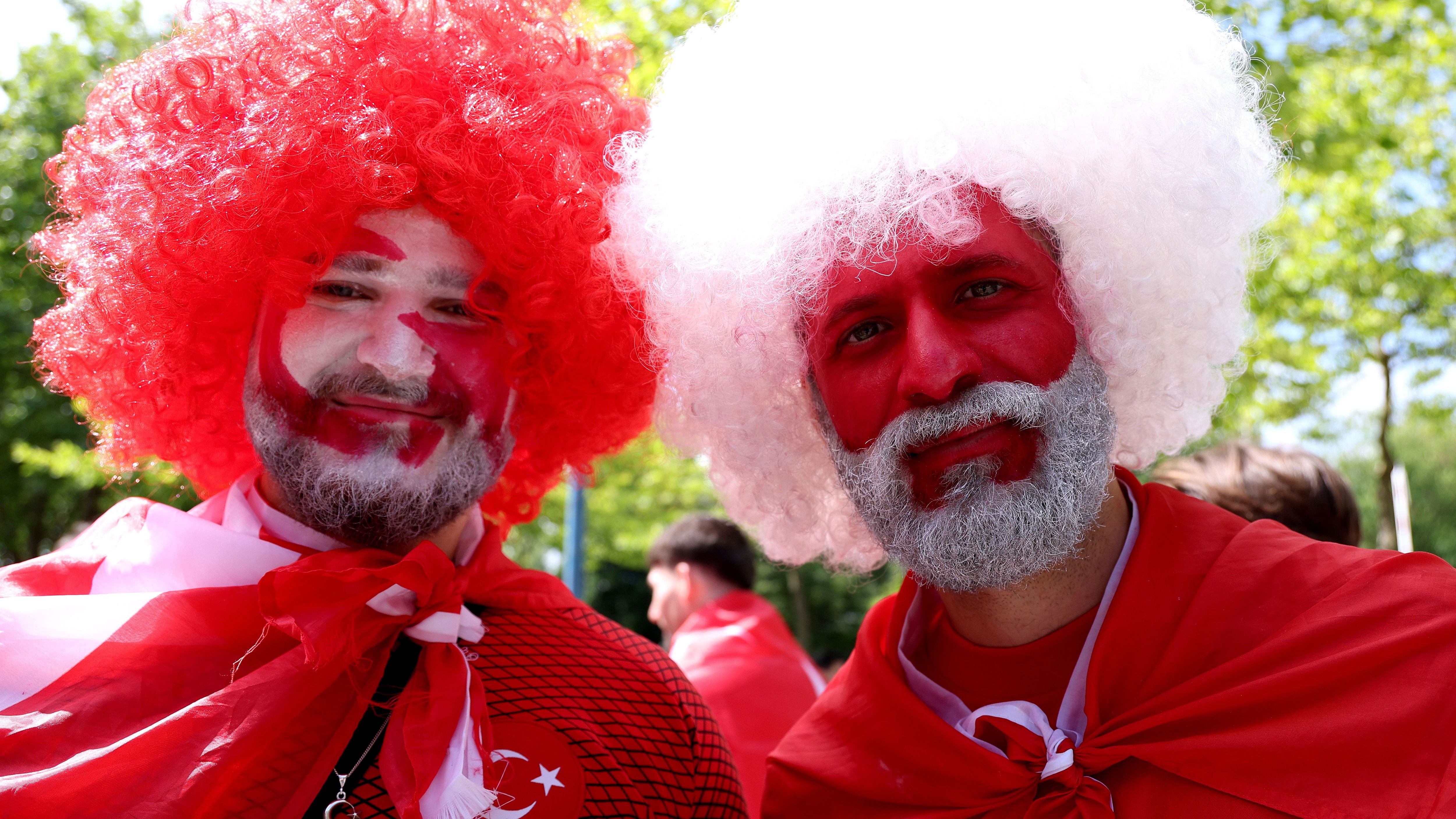 <strong>Türkei-Fans in Feierlaune</strong><br>Um 18 Uhr begann in Dortmund die Partie zwischen der Türkei und Portugal. Tausende Fans der türkischen Nationalmannschaft feierten bereits Stunden vor dem Spielbeginn in Dortmund ein farbenfrohes Fest.&nbsp;