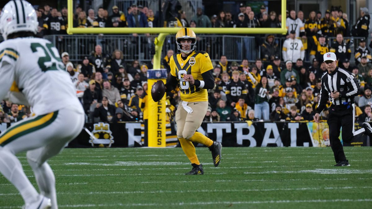 Oct 26, 2025: Aaron Rodgers 8 during the 2025 Steelers vs Packers game in Pittsburgh, PA. CSM Pittsburgh USA - ZUMAcp5_ 20251027_faf_cp5_045 Copyright: xJasonxPohuskix