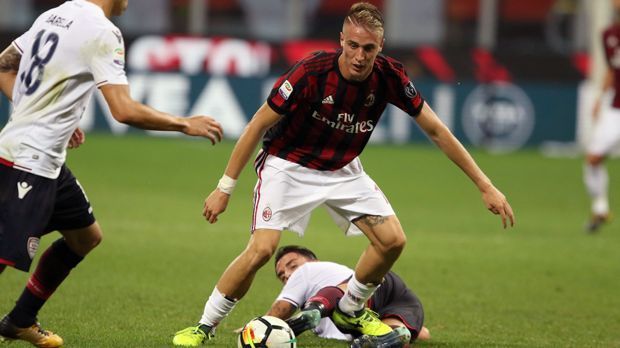 
                <strong>Andrea Conti (AC Mailand)</strong><br>
                Kolportierte 25 Millionen Euro soll der AC Mailand im Sommer für den Transfer von Rechtsverteidiger Andrea Conti auf den Tisch gelegt haben. Doch schon nach wenigen Wochen müssen die Mailänder ohne den Neuzugang von Atalanta Bergamo planen. Der 23-Jährige zog sich eine schwere Kreuzbandverletzung zu und fällt wohl bis März 2018 aus. Vor seinem Ausfall kam der Italiener zu fünf Pflichtspiel-Einsätzen für Milan, wo er einen Vertrag bis 2022 unterschrieb. Durch Contis Verletzung ist nun vorerst wieder Routinier Ignazio Abate gefragt.
              