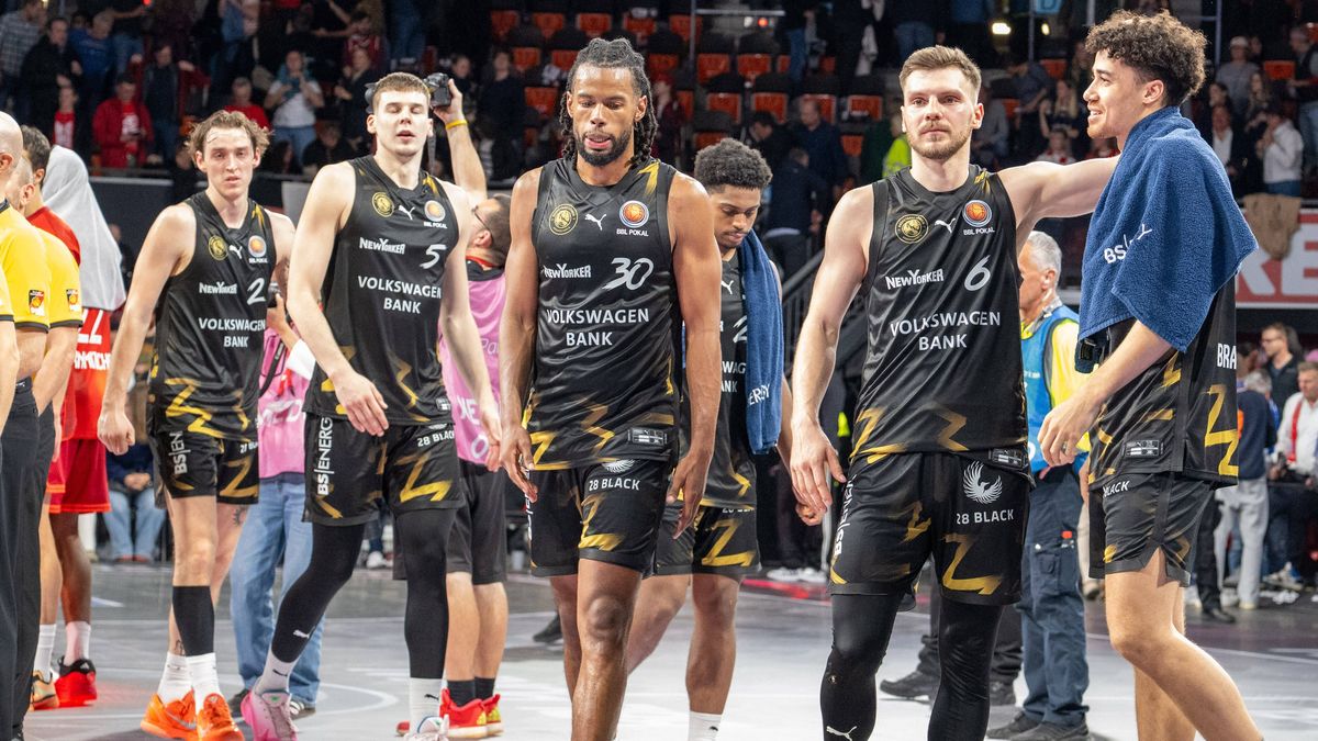 Spieler der Loewen Braunschweig, enttaeuscht, FC Bayern Basketball vs. Basketball Loewen Braunschweig, BBL-Pokal, Achtelfinale, 20.10.2025 Muenchen Bayern Deutschland *** Loewen Braunschweig player...