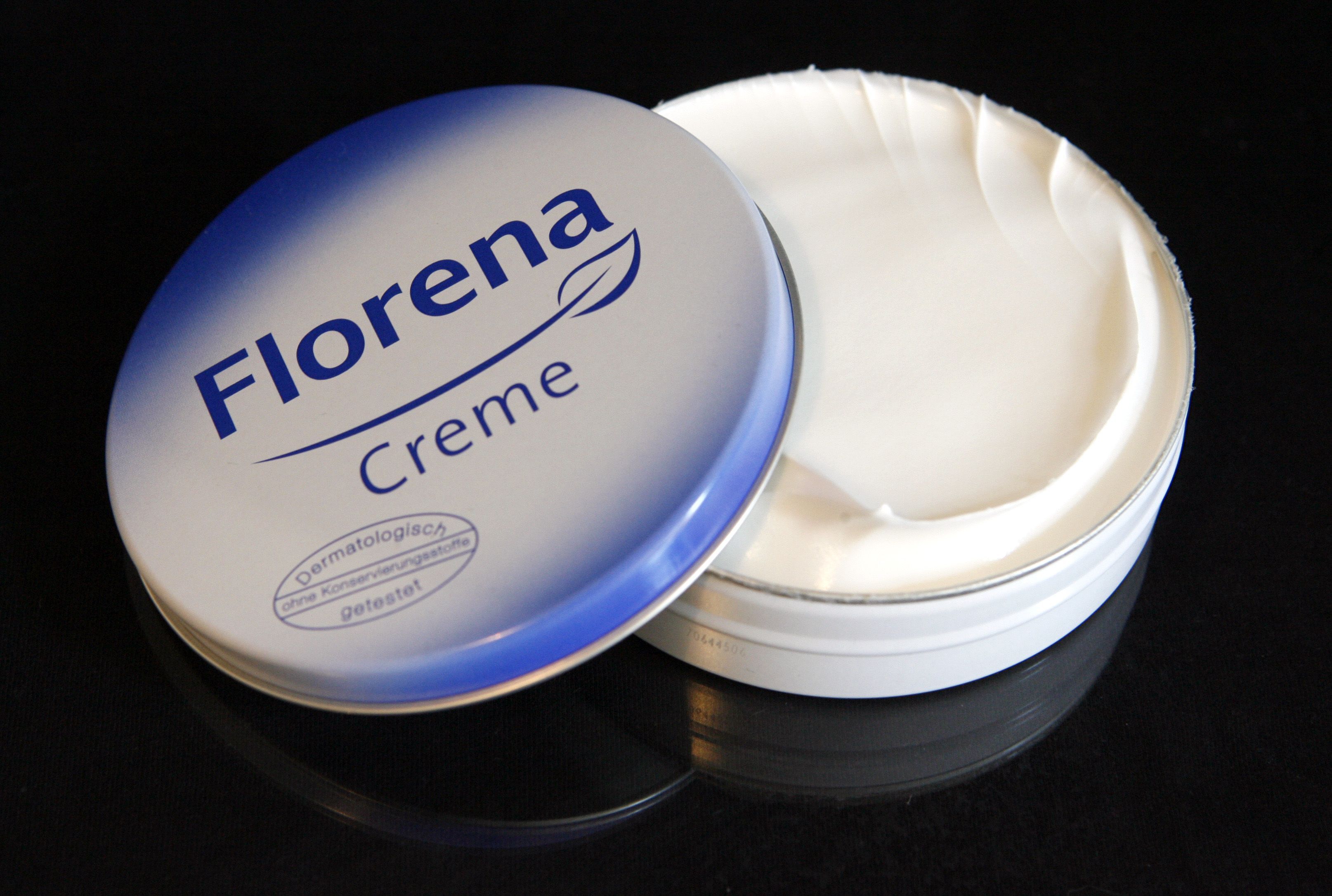 Florena war in der DDR eine beliebte Kosmetikmarke für Hautpflegeprodukte. Beiersdorf übernahm die Firma und vertreibt heute noch deutschlandweit Kosmetika unter dem Label Florena. 