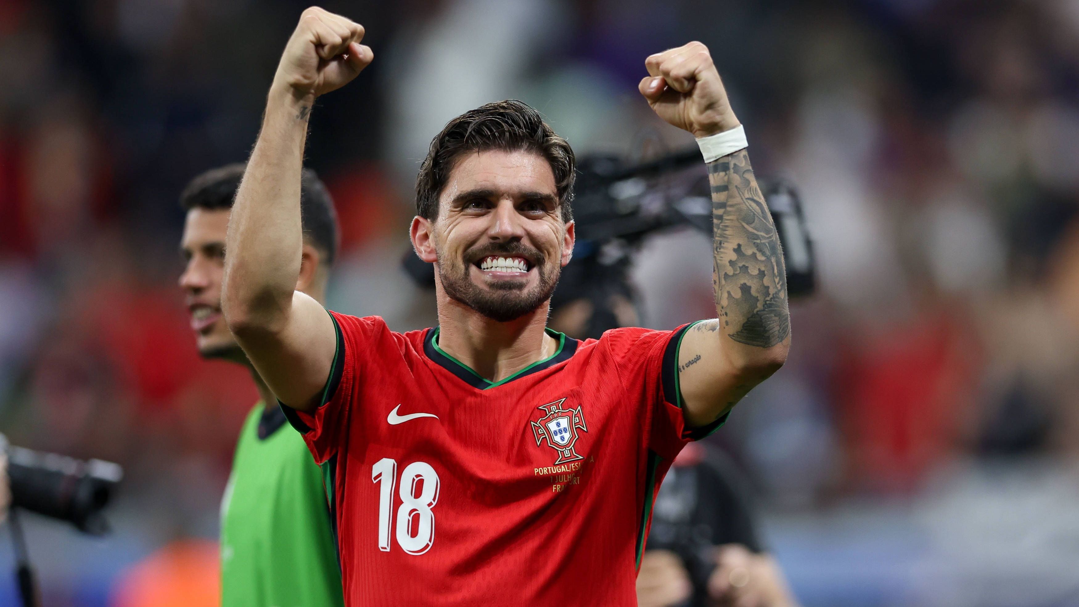 <strong>Ruben Neves</strong><br>Ruben Neves absolvierte noch kein einziges Spiel über 90 Minuten. Der defensive Mittelfeld-Spieler von Al-Hilal wurde in der Gruppenphase zwei Mal zur zweiten Hälfte eingewechselt. Der 27-jährige Portugiese hat im Zentrum das Nachsehen gegenüber Vitinha von PSG und Bayern-Flirt Joao Palhinha. Bei der Niederlage gegen Georgie erhielt sogar der 19-jährige Joao Neves den Vorzug.