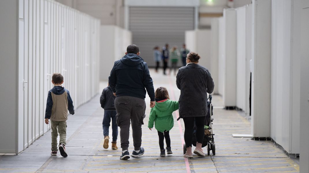 Am häufigsten erhielten Syrer:innen eine Aufenthaltserlaubnis zum Ehegattennachzug.