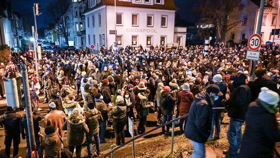 Baden-Württemberg: Teilnehmer eines sogenannten Spazierganges gegen die Coronamaßnahmen gehen durch die Innenstadt von Ravensburg.