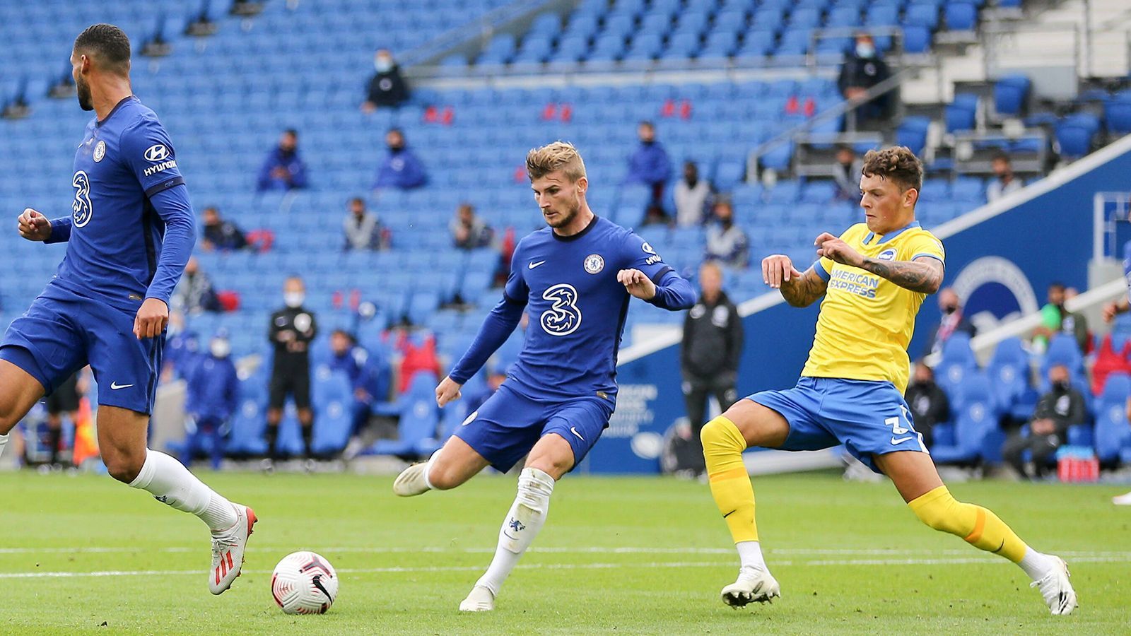 
                <strong>Timo Werner (FC Chelsea)</strong><br>
                Werner vermeldete seinen Wechsel zu den Blues recht früh, verzichtete sogar auf das Champions-League-Turnier mit RB Leipzig, um sich in London auf seine neue Aufgabe einzustellen. Nach vier Jahren und 95 Toren für RB Leipzig zieht es den 24-Jährigen nun auf die Insel. Aber auch im Team von Frank Lampard muss sich der gebürtige Stuttgarter beweisen. Mit Eigengewächs Tammy Abraham und dem erfahrenen Olivier Giroud hat Werner zwei echte Hausnummern vor der Nase.
              