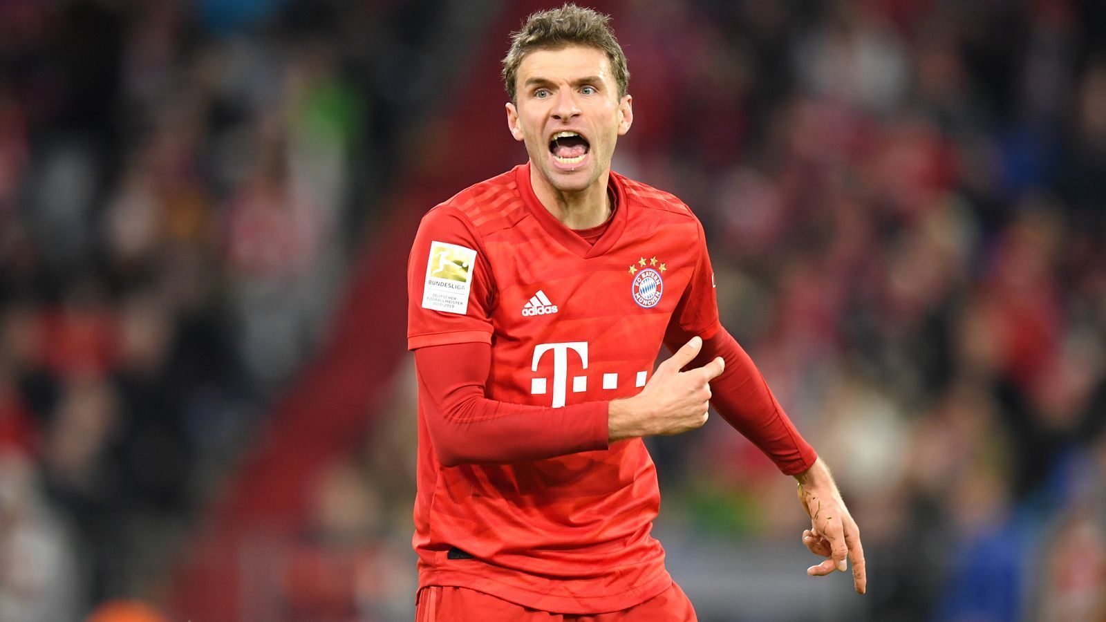 
                <strong>Thomas Müller neuer Hinrunden-Rekordhalter bei Torvorlagen</strong><br>
                Obwohl Weltmeister Thomas Müller keine leichte Hinrunde erlebte und speziell unter Ex-Bayern-Trainer Niko Kovac oftmals auf der Bank saß, erreichte der Ex-Nationalspieler nach dem 2:0-Sieg am 17. Spieltag der Saison 2019/20 einen neuen Bundesliga-Rekord. Denn mit elf Torvorlagen in der Hinrunde war der 30-Jährige in Sachen Assists so erfolgreich wie kein anderer Bundesliga-Profi im Laufe einer Hinrunde vor ihm. Gegen Wolfsburg bereitete Müller das zwischenzeitliche 1:0 von Joshua Zirkzee vor. (Quelle: Optafranz/twitter)
              