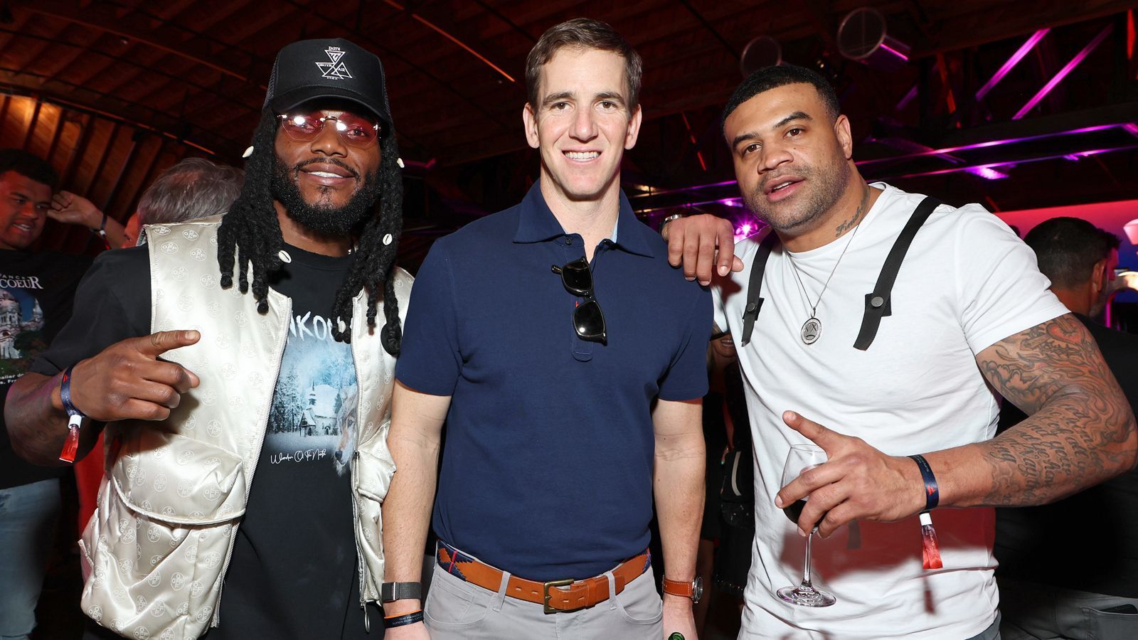 
                <strong>Jaylon Smith, Eli Manning und Shawne Merriman</strong><br>
                Eli Manning spielte zwischen 2004 und 2019 als Quarterback für die New York Giants und konnte zwei Super Bowls gewinnen. Jaylon Smith spielt seit 2021 als Offensive Linebacker ebenfalls für die Giants und konnte in der aktuellen NFL-Saison einen Sack und 26 Solo Tackles verbuchen. Shawne Merriman spielte zwischen 2005 und 2012 als Linebacker für die San Diego Chargers und die Buffalo Bills. 
              