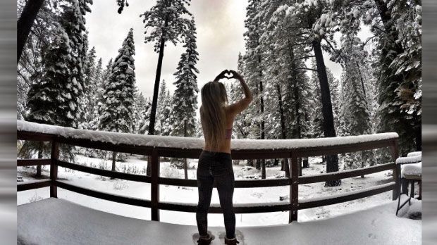 
                <strong>Hannah Teter</strong><br>
                Doch auch im Winterparadies ist die Ski-Sportlerin immer für ein sexy Foto zu haben und lässt ihre Fans an ihrem Alltag während der Rennsaison teilhaben. 
              