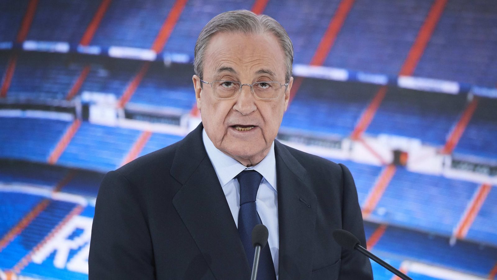 
                <strong>Florentino Perez (Real Madrid)</strong><br>
                Die treibende Kraft der europäischen Super League war zweifelsohne Real Madrids Präsident Florentino Perez. Als selbsternannter "Retter des Fußballs" gab sich der spanische Unternehmer, der auch im offiziellen Statement der Liga zitiert wurde. Sein Motiv war klar: Durch die Corona-Krise hat Real Madrid millionenschwere Einbußen zu verschmerzen gehabt. Die sollten mit der massiven Super League ausgemerzt werden. Klar ist auch: Perez wollte damit seinen eigenen Posten retten. Bleibt abzuwarten, wie bitter das Eigentor für ihn am Ende wird.
              