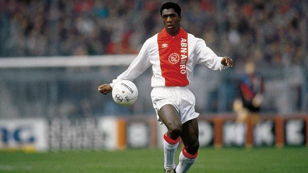 
                <strong>Ajax Amsterdam - Clarence Seedorf (16 Jahre, zwei Monate, 27 Tage)</strong><br>
                Ajax Amsterdam - Clarence Seedorf (16 Jahre, zwei Monate, 27 Tage): Was war das für eine geile Ajax-Mannschaft, die 1995 den Champions-League-Titel gewann - van der Sar, Kluivert, Reiziger, Davids, Overmars und eben Seedorf entstammten der eigenen Jugend. Und Coach Louis van Gaal entpuppte sich als genau der richtige Talentförderer für diese junge Rasselbande. Bereits im November 1992 brachte van Gaal den damals 16-jährigen Seedorf in der Eredivisie aufs Feld. Es war der Auftakt zu einer Weltkarriere mit unter anderem vier Titeln in der Königsklasse und Top-Stationen wie Real Madrid, Inter und AC Mailand.
              