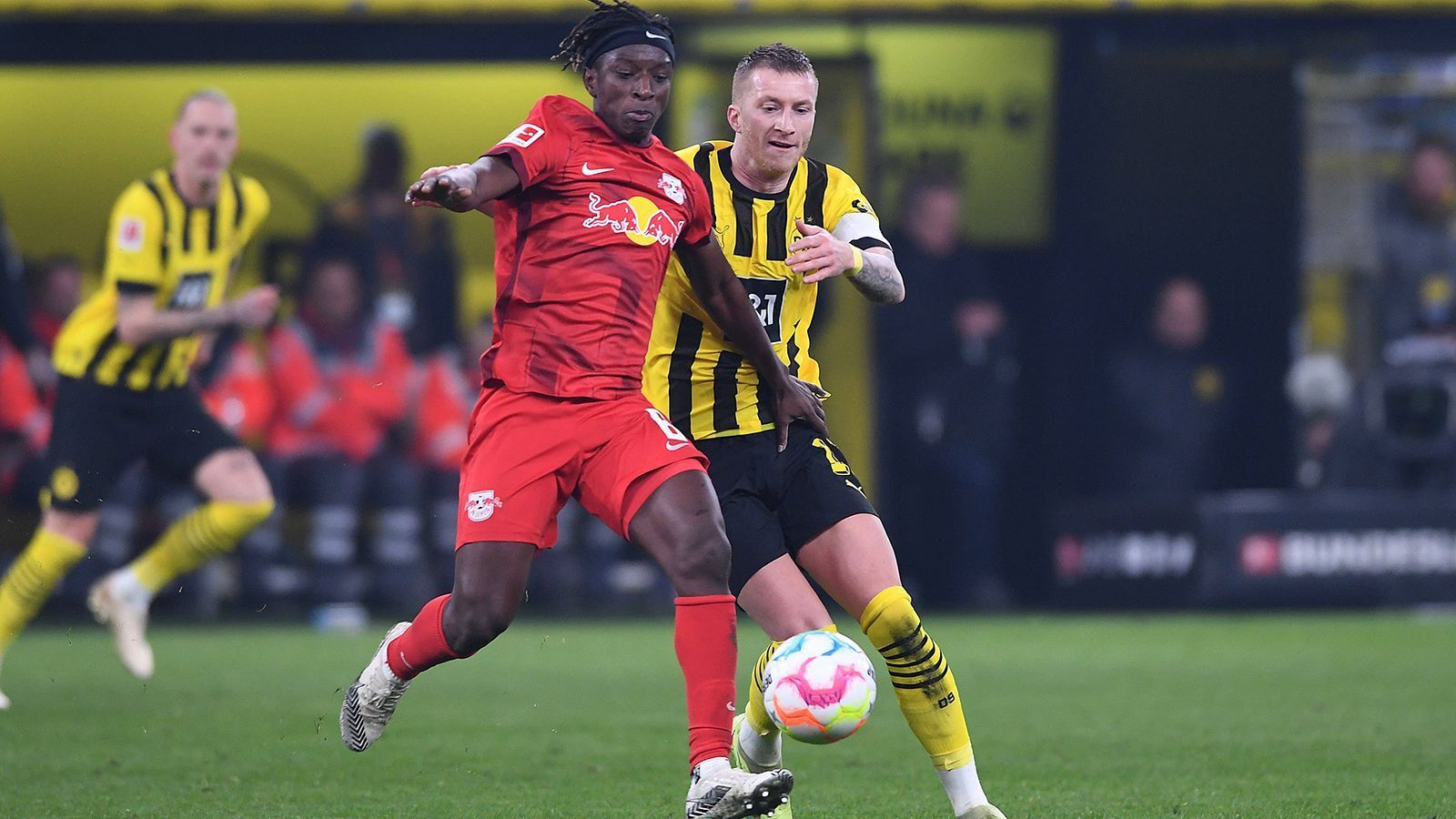 
                <strong>Amadou Haidara (RB Leipzig)</strong><br>
                Beim Mann aus Mali läuft es nicht wirklich rund. So tut er sich schwer, Zugriff auf die BVB-Stars zu bekommen. Sein Ballverlust gegen Özcan wird teuer, denn in der Folge holt sich Haidara Gelb ab. Nach der Pause steigert er sich, bleibt jedoch oft ohne Fortune. Nach gut 80 Minuten ist Schluss, als er Kampl Platz macht. ran-Note: 4
              