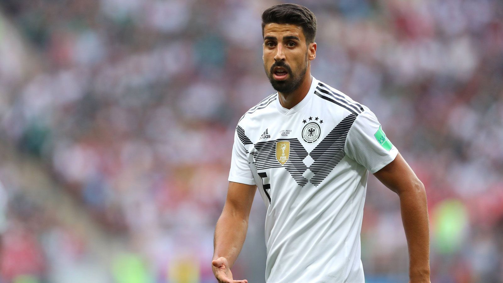 
                <strong>Mittelfeld: Sami Khedira</strong><br>
                Da Sebastian Rudy wegen seines Nasenbeinbruches nicht spielen kann, sollte Sami Khedira wieder den Platz neben Kroos einnehmen. Ilkay Gündogan wirkte extrem gehemmt gegen Schweden, hat sich nicht für einen Platz in der Startelf empfohlen.
              