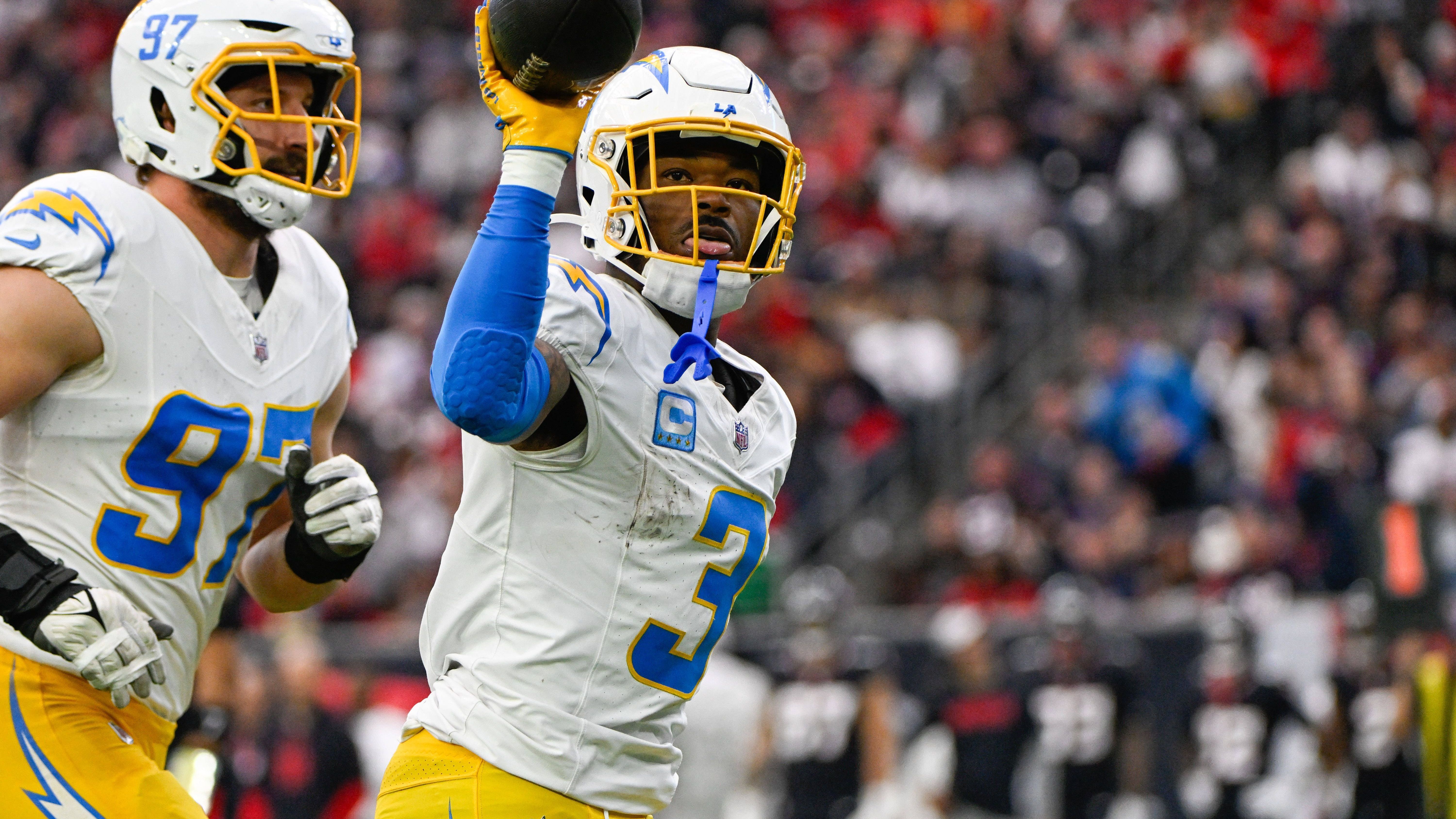 <strong>3 Pro Bowler: Los Angeles Chargers</strong><br>Derwin James Jr. (r., Safety), Rashawn Slater (Left Tackle), Joey Bosa (l., Outside Linebacker)