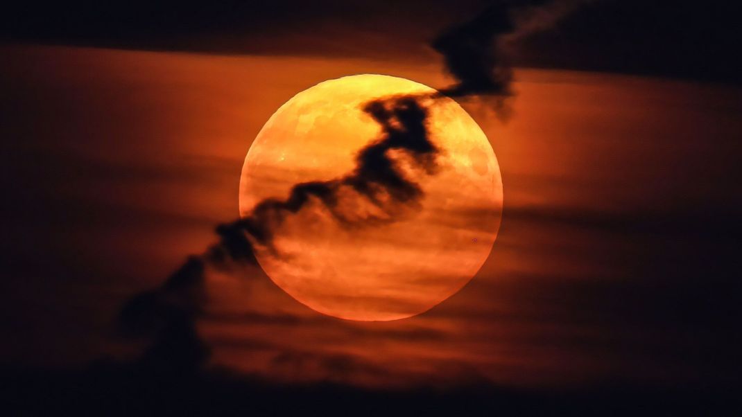 Der als "Supermond" bezeichnete Vollmond, der größer wirkt, da er näher an der Erde ist, konnte am Montag (19. August) auch in St. Petersburg (Russland) hinter Wolken am roten Abendhimmel beobachtet werden.&nbsp;