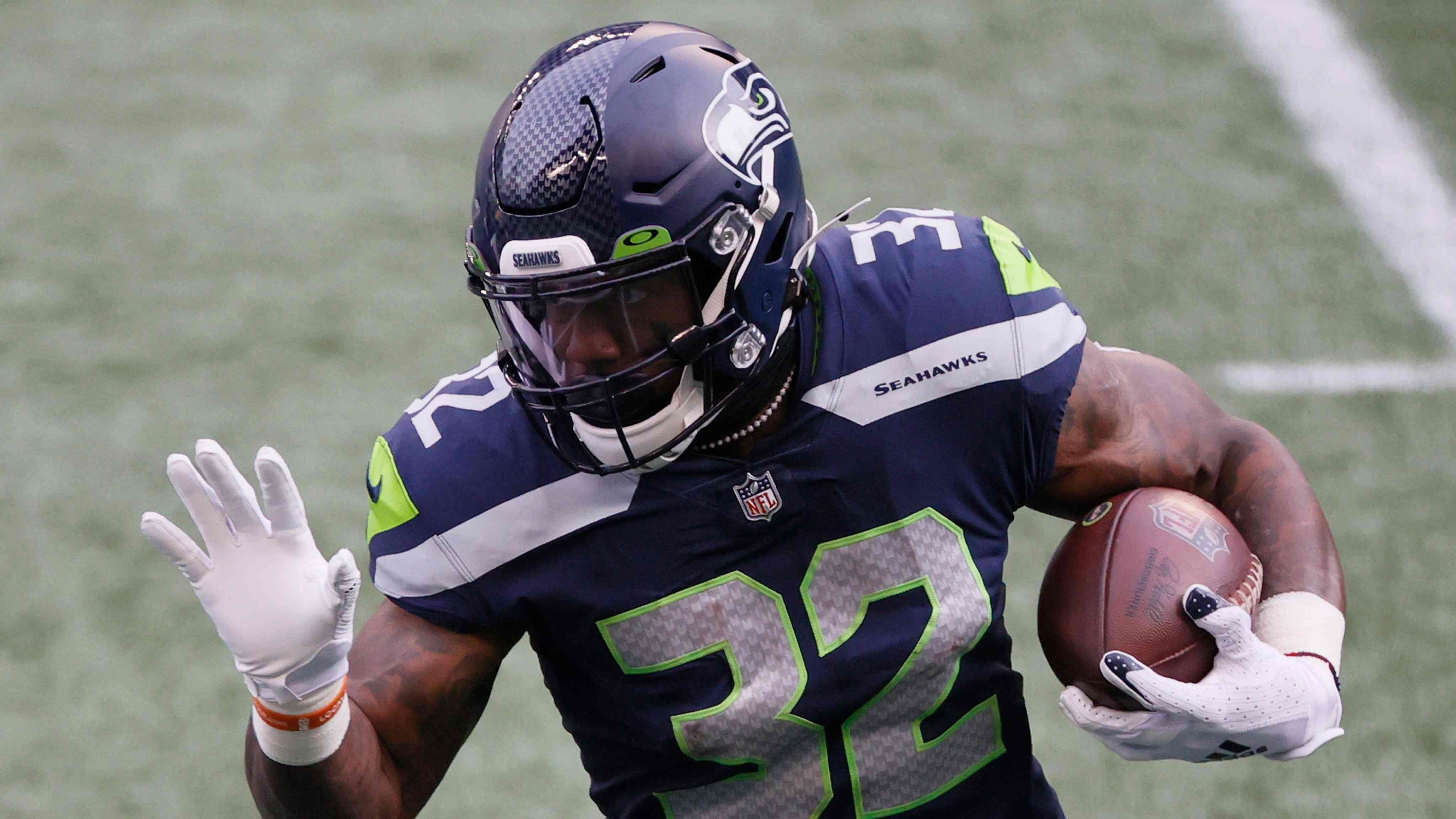 
                <strong>Chris Carson (Running Back) </strong><br>
                Während sich die meisten Teams mit Bedarf auf der Running-Back-Position um Aaron Jones bemühen dürften, läuft Chris Carson von den Seattle Seahawks etwas unter dem Radar. Auch er könnte Free Agent werden und würde bei einigen Teams ein Upgrade auf dieser Position darstellen. Außer bei den Touchdowns war Jones aus statistischer Sicht in seiner Karriere in den wichtigsten Kategorien nur minimal besser als Carson, obwohl dieser insgesamt neun Spiele weniger absolviert hat. Das Manko von Carson: Seine immer wiederkehrende Verletzungsanfälligkeit stellt die Teams vor die Frage, ob er mit einem lukrativen und vor allem langfristigen Vertrag ausgestattet werden sollte. Wo auch immer Carson im kommenden Jahr spielt, er könnte die Offense von einigen Teams durch seine Fähigkeiten im Passspiel deutlich variabler gestalten. 
              