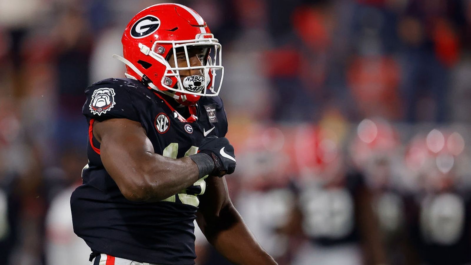 
                <strong>Azeez Ojulari (Georgia)</strong><br>
                Azeez Ojulari wurde beim Peach Bowl 2021 zum Defensive MVP ernannt. In der vergangenen Saison beeindruckte der 1,90 Meter große und 108 Kilogramm schwere Linebacker mit 12,5 Tackles for Loss, neun Sacks und vier Forced Fumbles. Er verfügt über eine gute Athletik, passt sehr gut in eine 3-4-Formation und kann dort als Edge Rusher fungieren. Ojulari hatte im College-Football einen schwierigen Start, weil er sich zum Ende der High-School-Zeit das Kreuzband gerissen und danach den Großteil seiner ersten College-Saison verpasst hatte.
              