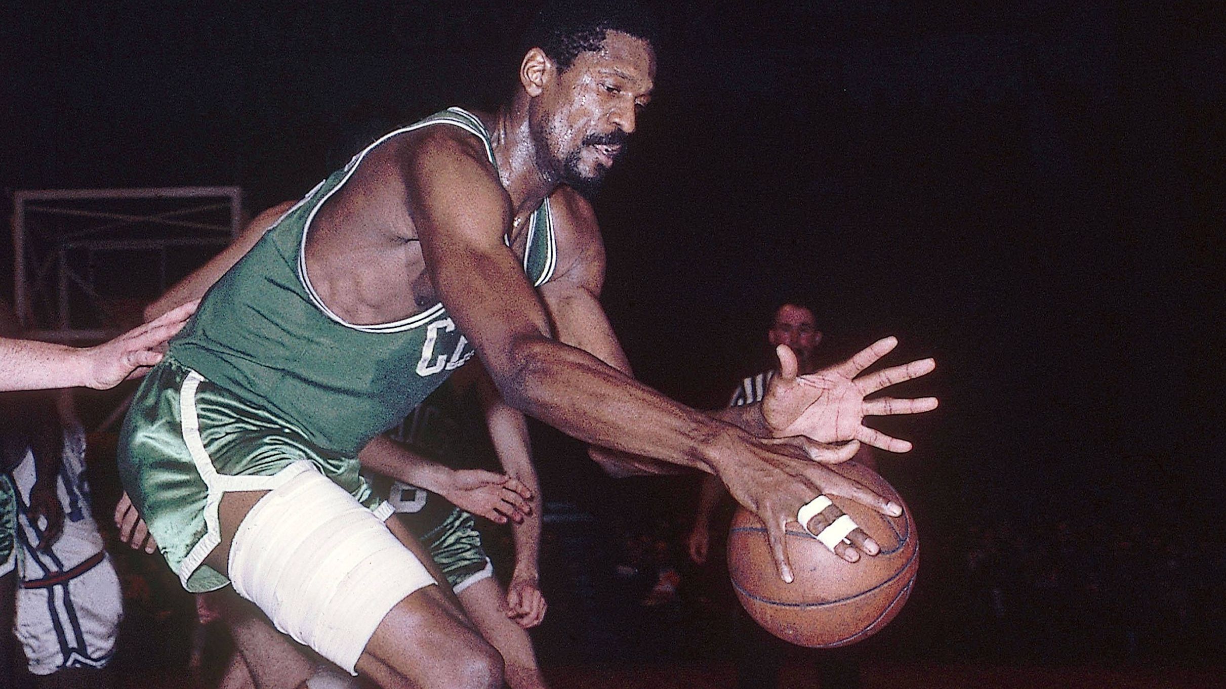 <strong>NBA Finals 1966: Los Angeles Lakers vs. Boston Celtics 3:4</strong><br>Die Celtics setzten sich 1966 in einer spannenden Finalserie mit 4:3 gegen die Lakers durch und feierten damit ihren achten NBA-Titel in Folge. Im entscheidenden siebten Spiel in Boston Garden gewannen die Celtics mit 95:93, nachdem sie eine späte Aufholjagd der Lakers knapp abwehren konnten.