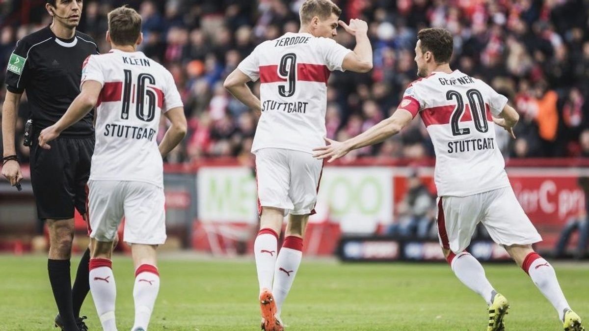 Stuttgart springt in der Nachspielzeit auf Rang eins