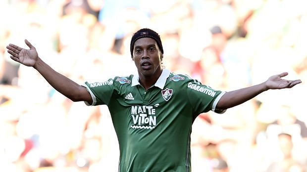 
                <strong>Ronaldinho 2015</strong><br>
                Ronaldinho - 2015. Ronaldinho Gaucho gilt als einer der besten Techniker aller Zeiten. Aktuell zeigt sich der Brasilianer meist mit Haarband und langen, lockigen Haaren. 
              