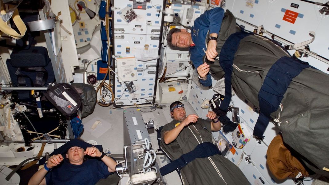 Astronauten machen im Spaceshuttle Discovery 2007 ein Weltraumnickerchen 