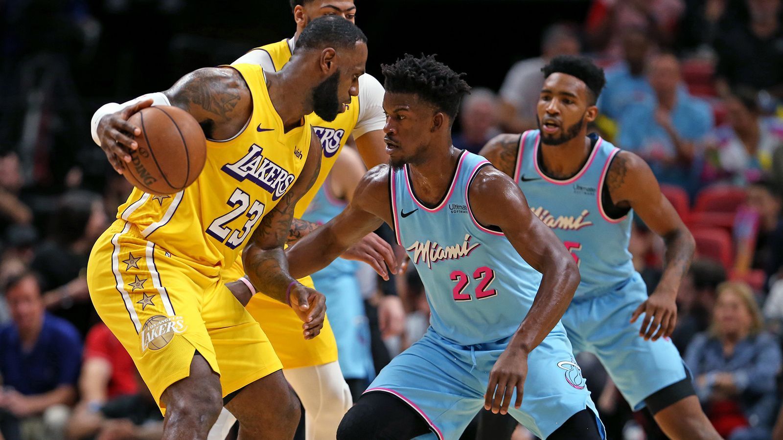 
                <strong>NBA-Finals zwischen Lakers und Heat</strong><br>
                Die längste NBA-Saison der Geschichte geht in die Finals. In der Best-of-7-Serie in der Bubble in Orlando treffen die Los Angeles Lakers auf die Miami Heat. Während die Lakers um Superstar LeBron James (links) ihrem Ruf gerecht werden, stehen die Heat doch etwas überraschend im Kampf um die Championship. Zwei völlig unterschiedliche Teams treffen aufeinander. Der Ausgang: völlig offen!
              