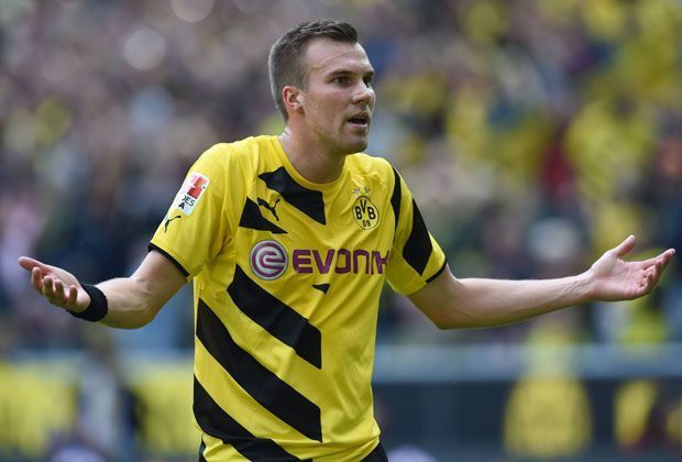 
                <strong>Kevin Großkreutz</strong><br>
                In der Saison 2013/14 wurde Kevin Großkreutz öfter auf der rechten Abwehrseite eingesetzt. Nun ist er wieder in erster Linie für das Mittelfeld eingeplant. Technisch gibt es bessere Spieler als er, aber Kampfgeist und Vielseitigkeit des Dortmunders sind nicht zu überbieten.
              