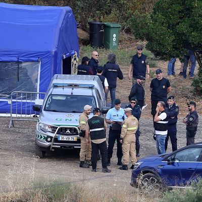 Ein Suchteam der Polizei durchkämmt das Ufer des Arade-Stausees.