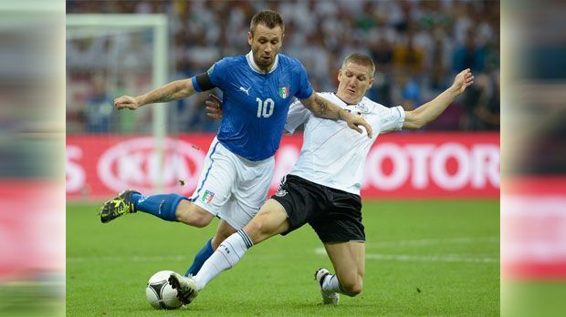 
                <strong>Glanzlose EM 2012</strong><br>
                Zahlreiche Verletzungen und das verlorene "Finale Dahoam" in der Champions League waren nicht die beste Vorbereitung für die EM 2012 in Polen und der Ukraine. Schweinsteiger und die deutsche Mannschaft erreichten zwar das Halbfinale, der große Glanz fehlte jedoch. Schweinsteiger wurde auch als "Symbol des Scheiterns (Quelle: Süddeutsche) auserkoren.
              