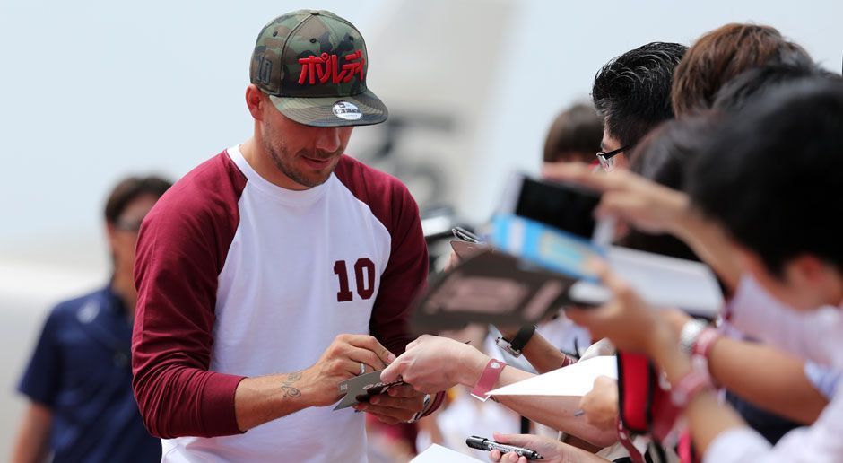 
                <strong>Big in Japan! Lukas Podolski bei Kobe vorgestellt</strong><br>
                Doch nicht nur Selfies musste Podolski machen, auch das gute alte Autogramm war noch gefragt. 
              