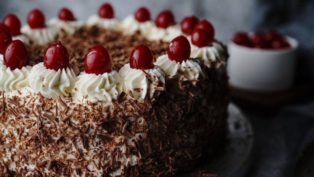 Ein unschlagbarer Klassiker: Die Sahne-Kirsch-Torte ist Glück auf der Zunge. Genau das Richtige zum Geburtstag, oder?