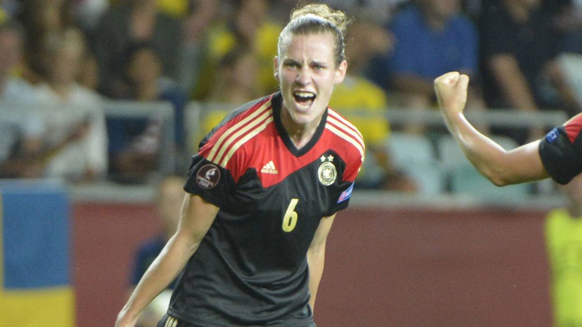 
                <strong>Simone Laudehr</strong><br>
                Simone Laudehr überzeugte wie immer mit ihrem unbändigen Willen. Etwa 15 Minuten vor dem Ende, wurde sie sichtlich erschöpft als zweite deutsche Spielerin ausgewechselt. Die zweimalige Europameisterin beendete im vergangenen Jahr als Spielerin des FC Bayern München ihre Profikarriere. 
              