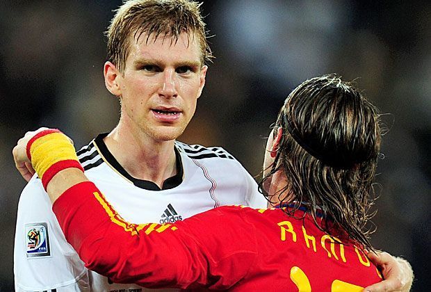 
                <strong>Trost von Ramos</strong><br>
                Bei seiner zweiten Weltmeisterschaft ist für Mertesacker erneut Endstation im Halbfinale: Gegen Spanien muss sich die DFB-Elf knapp mit 0:1 geschlagen geben und wird anschließend wie schon 2006 Dritter.
              