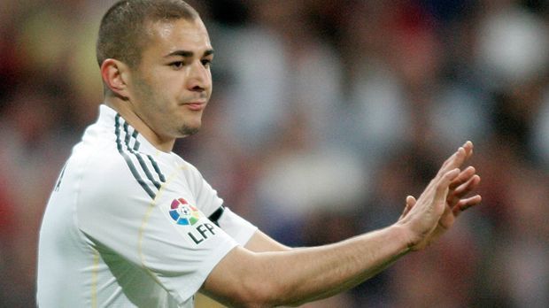 
                <strong>Aufgepasst Pep: Geld garantiert noch lange keine Titel</strong><br>
                Die Dienste von Karim Benzema ließen sich die Königlichen 35 Millionen Euro kosten. Er kam von Olympique Lyon.
              